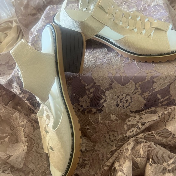 White comfy cute size 9 - Picture 1 of 4